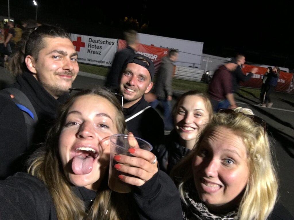 Freunde auf dem Festival